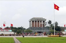 Plus de 61.000 personnes visitent le mausolée du Président Hô Chi Minh pendant  les vacances du 30 avril et du 1er mai