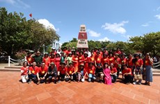 Des Vietnamiens d'outre-mer visitent Truong Sa et la plate-forme DK1