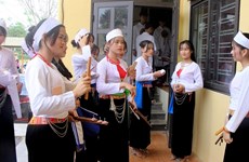 À Hoa Binh, les costumes traditionnels surfent sur la tendance et investissent les écoles