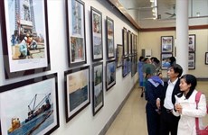 Exposition picturale sur la Marine populaire du Vietnam à Hanoi 