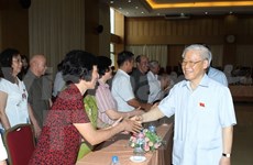 Le leader du PCV rencontre des électeurs de Hanoi 
