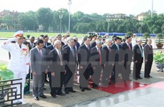 Des dirigeants rendent hommage au Président Ho Chi Minh 