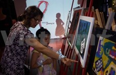 Une expo de peintures d’autistes à Hanoi 