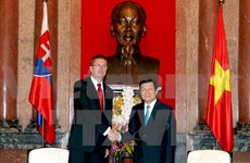 Le président Truong Tan Sang reçoit le ministre slovaque de la Défense 