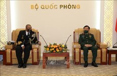 ​Le vice-ministre de la Défense Hoang Xuan Chiên reçoit l'attaché de défense sud-africain