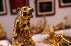 Fabrication de tigres plaqués or 24 carats pour accueillir le Nouvel An du Tigre 2022