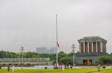 Le drapeau en berne en hommage de l'ancien secrétaire général du Parti Lê Kha Phiêu