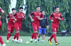 Football: l'équipe vietnamienne rencontre l'équipe malaisienne sur le terrain d'entraînement