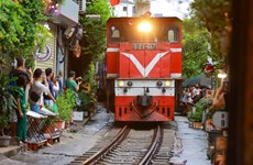 Vie trépidante dans la "rue du train" à Hanoï après l'épidémie de COVID-19