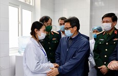 COVID-19 : le vice-PM Vu Duc Dam rend visite aux volontaires aux tests du vaccin Nano Covax