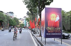 Des drapeaux et des bannières décorent les rues de Hanoï pour marquer l'anniversaire de la capitale
