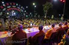 Les bouddhistes portent des masques en célébrant la fête Vu Lan à la pagode Ninh Tao (Ha Nam)
