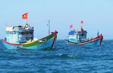 Da Nang: don de gilets de sauvetage polyvalents à des pêcheurs défavorisés