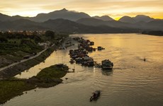 Un paisible village flottant de pêcheurs sur la rivière Da