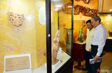 Des antiquités avec des images de dragon exposées à Ho Chi Minh-Ville