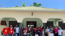 L'Association des femmes vietnamiennes en Tanzanie offre des cadeaux aux orphelins