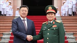 Le ministre de la Défense de la Mongolie en visite officielle au Vietnam
