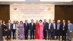  Le président de l’AN rencontre des entrepreneurs vietnamiens et des Vietnamiens vivant en Hongrie