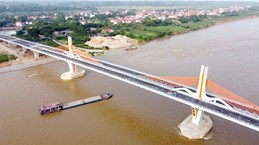 Pont moderne reliant les provinces de Vinh Phuc et Phu Tho