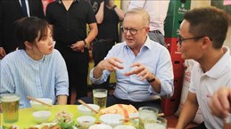 Le Premier ministre australien boit de la bière et déguste le «bánh mì» 