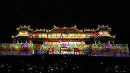 Des jeux de lumière artistiques éblouissants à Ngo Mon dans la Cité impériale de Hue
