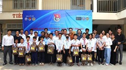 Des jeunes vietnamiens tendent la main aux élèves pauvres du Cambodge