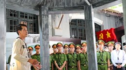 Une exposition rend hommage aux héros de guerre et aux martyrs de la prison de Hoa Lo
