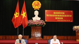 Le secrétaire général du Parti travaille avec les autorités de la province de Hoa Binh