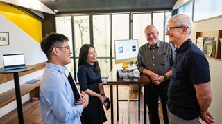 Les médias internationaux soulignent la visite de Tim Cook au Vietnam