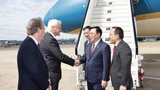 Le président de l'AN Vuong Dinh Hue entame sa visite au Royaume-Uni