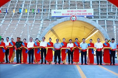 Le PM inaugure les autoroutes Cam Lâm-Vinh Hao et Diên Châu-Bai Vot