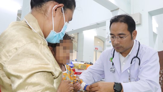 L'Hôpital pédiatrique Nhi Dông 2 sauve une petite fille cambodgienne atteinte d'une grave dengue