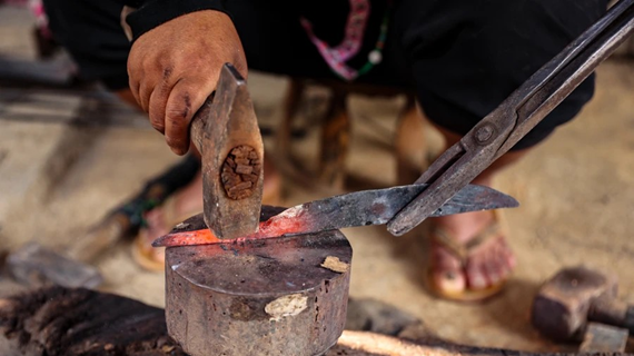 L'ethnie Mông du village de Long Hay conserve l'artisanat traditionnel de la forge