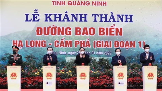 Le PM Pham Minh Chinh assiste à l'inauguration d'ouvrages de transport à Quang Ninh