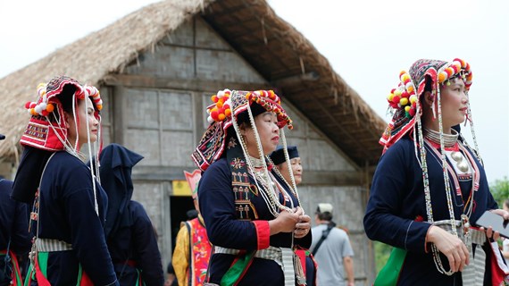 La beauté des costumes de l'ethnie "Dao quân chet" (Dao à Pantalon serré)