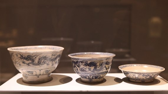 Des bols et assiettes à motif de dragon à cinq griffes sous la dynastie des Lê So