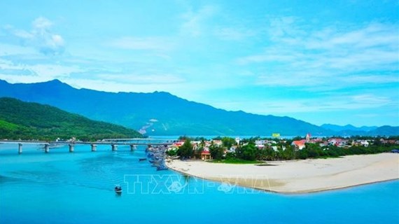 La baie de Lang Cô - Une destination touristique estivale attrayante