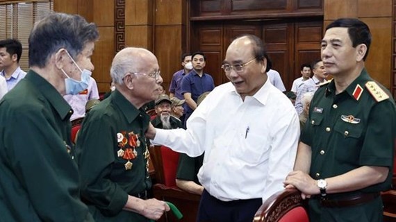 Nguyen Xuan Phuc rend hommage aux morts pour la Patrie dans la province de Diên Biên