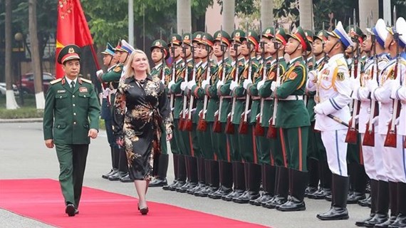 La ministre tchèque de la Défense se rend au Vietnam