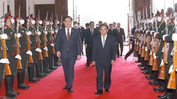 Entrevue entre le président de l’Assemblée nationale du Vietnam et le Premier ministre du Laos