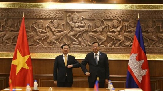 Le ministre vietnamien des AE rend une visite de courtoisie au PM cambodgien