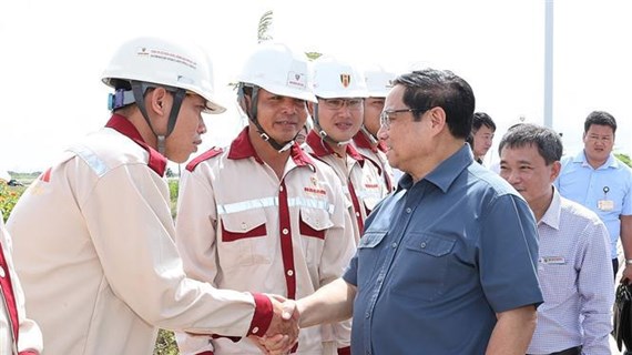 Le Premier ministre visite des projets d'infrastructures clés à Bac Lieu