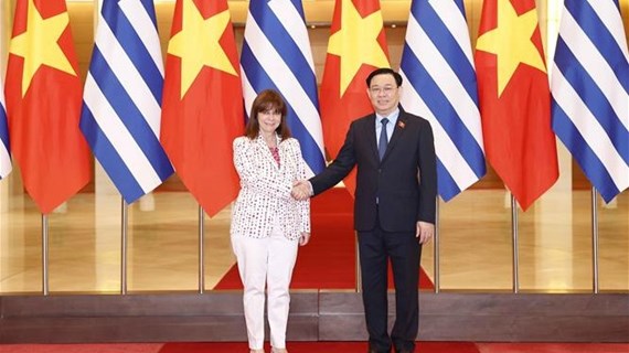 Le présidente de l'AN Vuong Dinh Hue rencontre la présidente grecque Katerina Sakellaropoulou