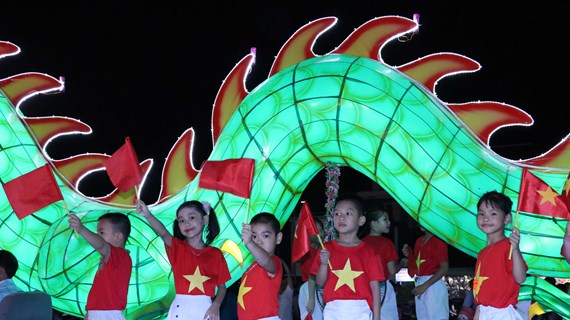 De grandes lanternes brillantes à l'occasion de la Fête de la mi-automne à Tuyen Quang