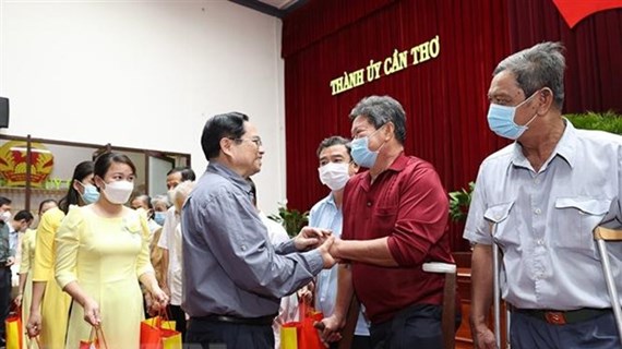 Têt: Le Premier ministre rend visite à des cadres et habitants de Can Tho et de Vinh Long