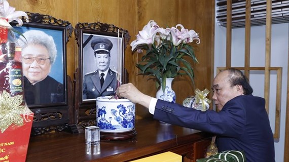 Le président Nguyen Xuan Phuc rend hommage à d’anciens dirigeants du Parti et de l’Etat