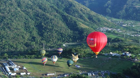 Ouverture de la première édition du Festival international de montgolfières à Tuyen Quang 