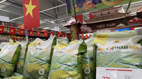 Le riz vietnamien présenté aux supermarchés Carrefour en France
