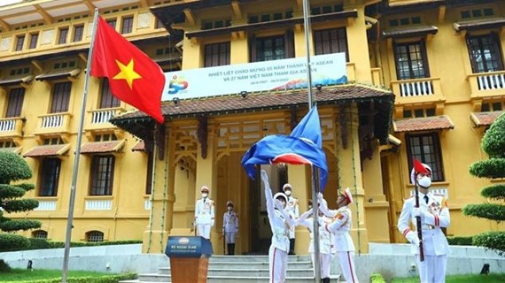 Cérémonie de levée du drapeau marquant le 55e anniversaire de l'ASEAN