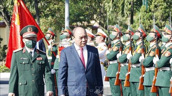 Le président Nguyên Xuân Phuc rend visite à la 5e Zone militaire
